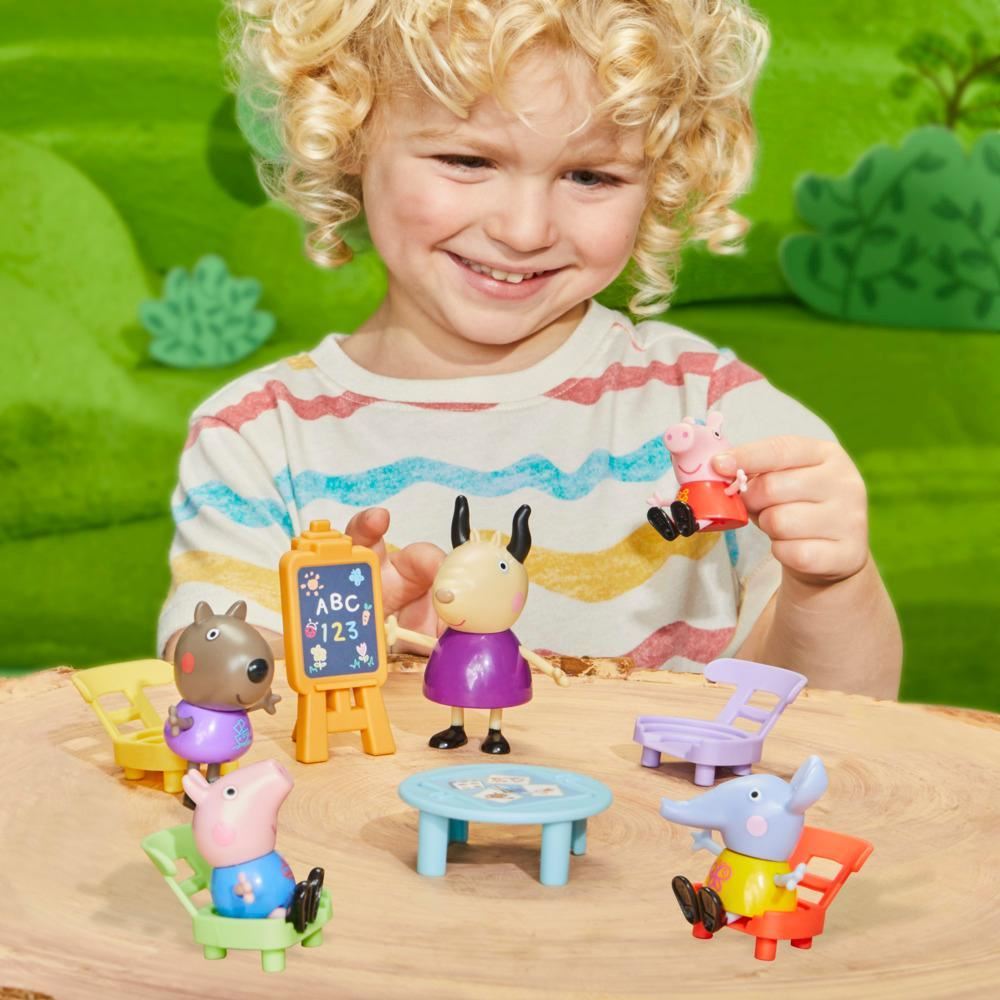 Peppa’s Playgroup F8868 – Peppa Pig 5-Figure Set with Classroom Accessories | Preschool Playset for Kids